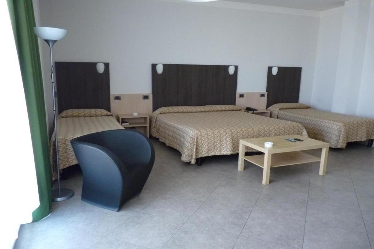 Hotel Lux Модена Экстерьер фото